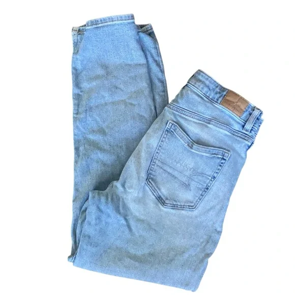 American Eagle Outfitters Light Wash Mom Jeans. Size 6. - Picture 5 of 9